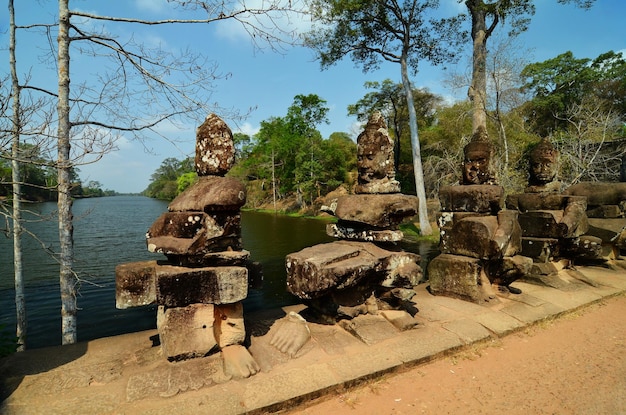 Skulpturen Götter Geister Dämonen auf einer Brücke im Südtor von Angkor Thom Kambodscha Angkor Wat Tempel