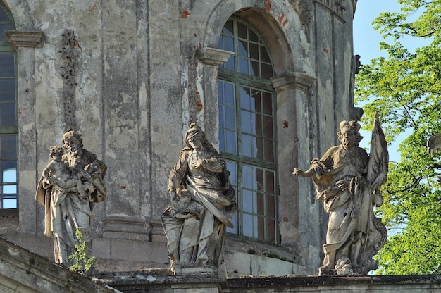 Skulpturen von Heiligen an der Fassade der St.-Josephs-Kirche im Dorf Pidhirzi Lemberg