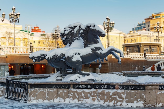 Skulpturengruppe Der Geysirbrunnen der vier Jahreszeiten auf dem Manezhnaya-Platz in Moskau