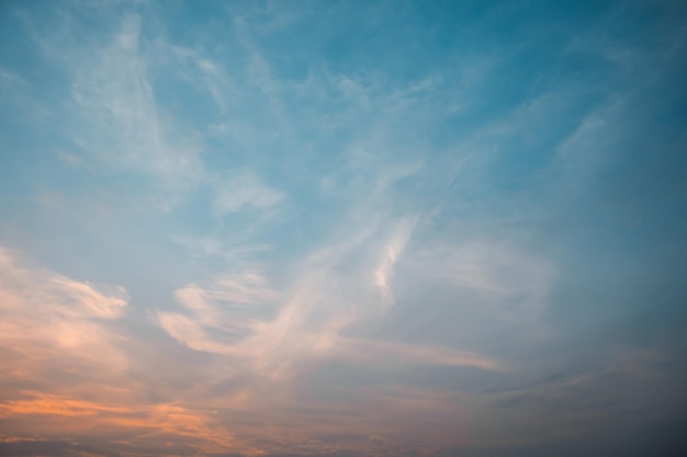 Sky Cloud Cinematic Natürlicher Himmel, schöner und filmischer Sonnenuntergang, Texturhintergrund