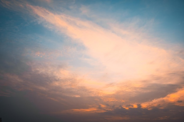 Sky Cloud Cinematic Natürlicher Himmel, schöner und filmischer Sonnenuntergang, Texturhintergrund