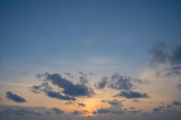 Sky Cloud Cinematic Natürlicher Himmel, schöner und filmischer Sonnenuntergang, Texturhintergrund