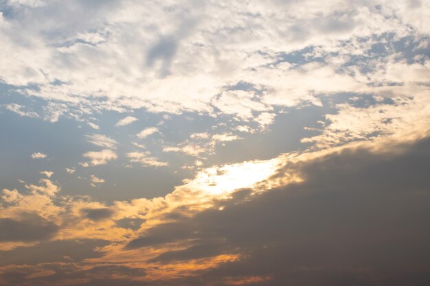 Sky cloudscape con cielo azul y nubes blancas