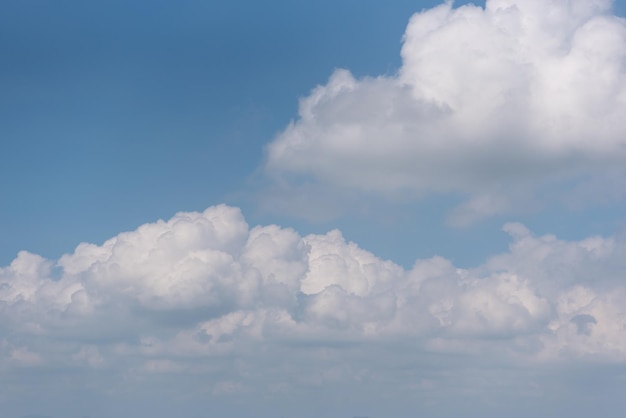 Sky cloudscape com céu azul e nuvens brancas