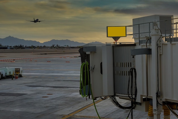 Sky Harbor Flughafen Flughafen bei Sonnenuntergang mit Flugzeug Start auf Bordbrücke verwendet, um Flughafen in Phoenix, Arizona USA zu verbinden