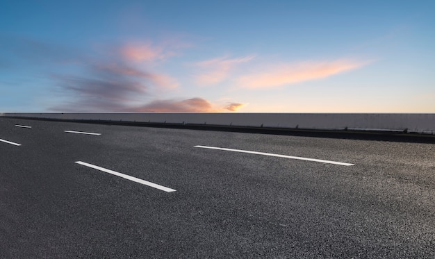 Sky Highway Asphalt Road und wunderschöne Himmel Sonnenuntergang Landschaft