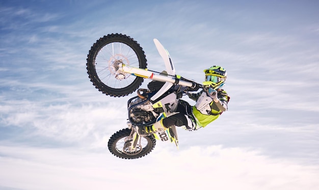 Sky jump e homem em motocicleta off-road para treinamento de prática e esportes extremos energia na natureza Aventura de bicicleta de terra profissional desafio pessoa nas nuvens e perigo na competição de motocicleta