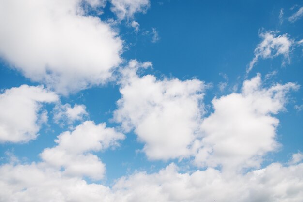 Foto sky ky con esponjosas nubes blancas