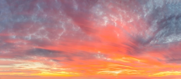 Sky Panoramia Panoramablick auf Sonnenuntergang Sonnenaufgang Sonnenuntergang Himmel mit bunten Wolken Panoramahimmel ohne Vögel