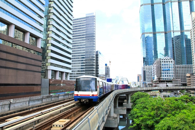 Foto sky train em bangkok com construção de negócios