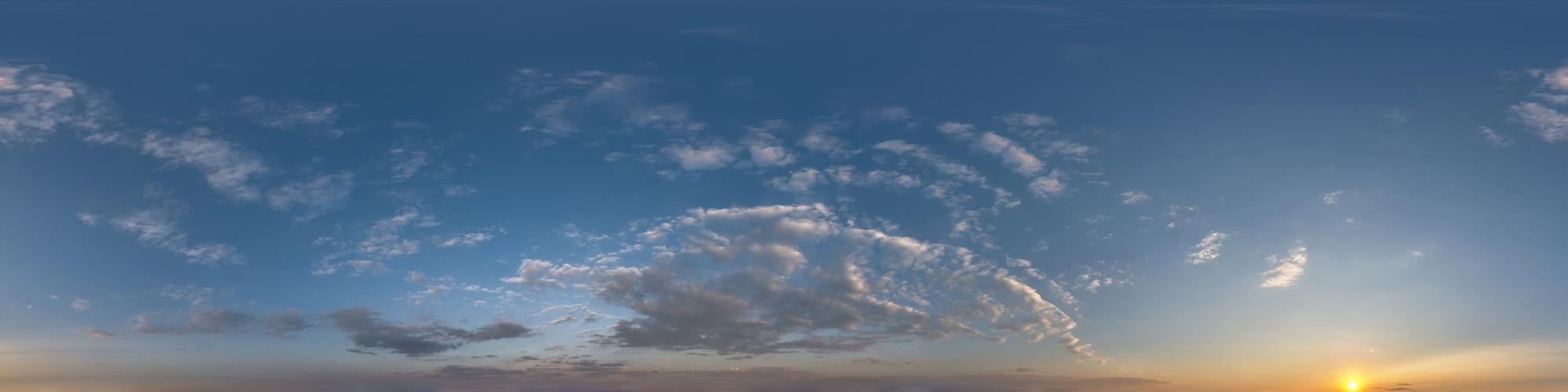 Skydome do pôr do sol com nuvens noturnas como visão panorâmica