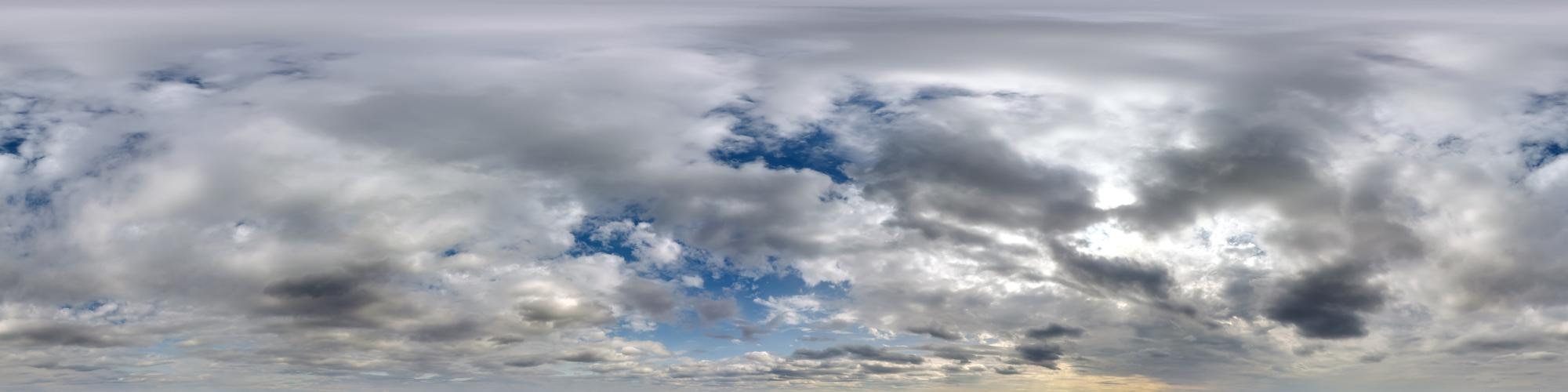 Céu azul com nuvens cumulus como panorama hdri 360 sem costura com