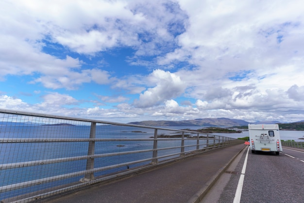 Skye Bridge es un puente de carretera sobre el lago Alsh, que conecta la Isla de Skye con el continente, Escocia