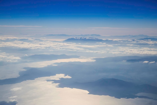 Skyline azul de fotografía aérea con paisaje de montaña