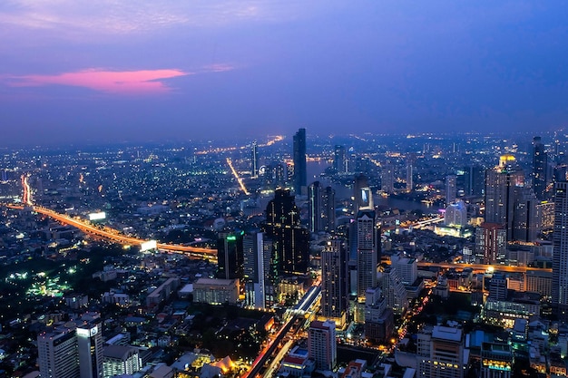 Skyline-Blick und Autolichtwege von der Spitze des King Power Mahanakhon bei Nacht