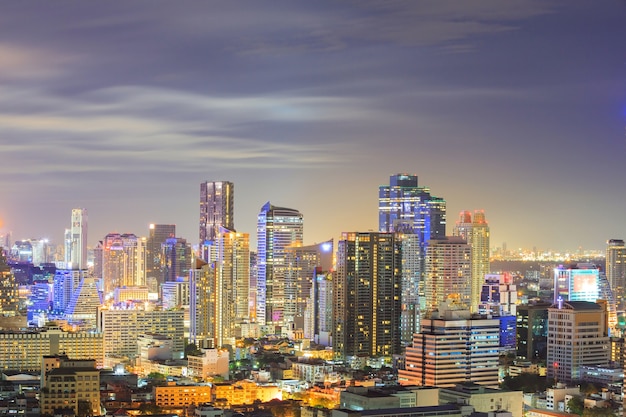 Skyline del centro de Bangkok en la noche