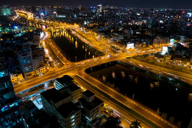 Skyline de la ciudad de Ho Chi Minh por la noche con senderos de luces Vietnam