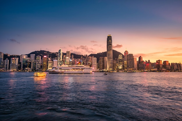 Skyline de la ciudad de Hong Kong al atardecer