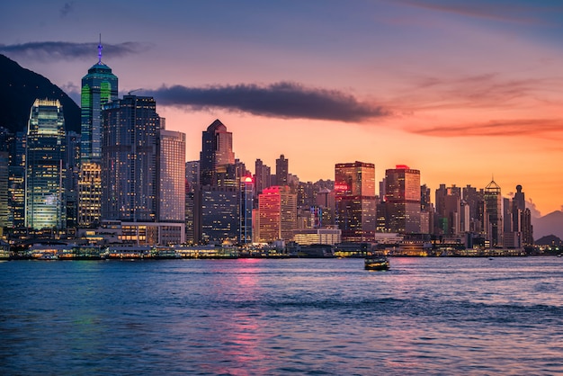 Skyline de la ciudad de Hong Kong al atardecer