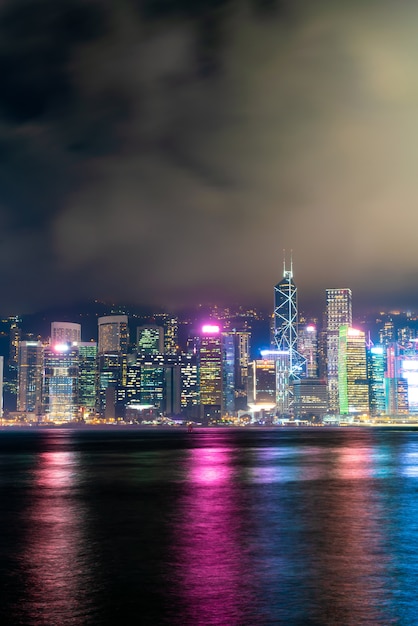 Skyline de la ciudad de Hong Kong en la noche e iluminar