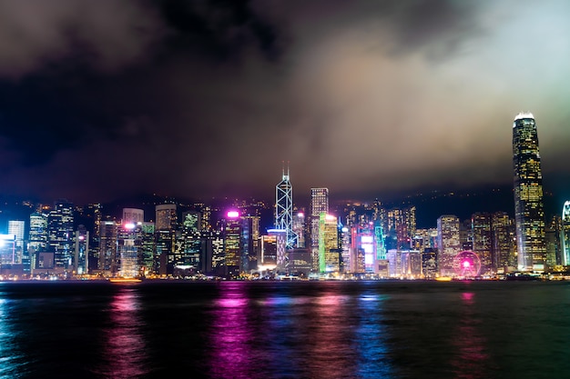 Skyline de la ciudad de Hong Kong en la noche e iluminar