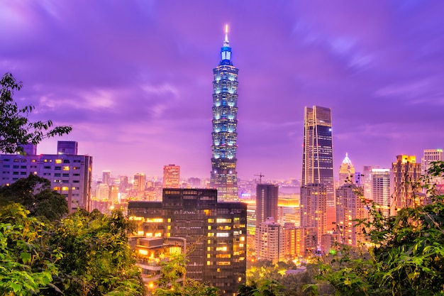 Skyline de la ciudad de Taipei al atardecer