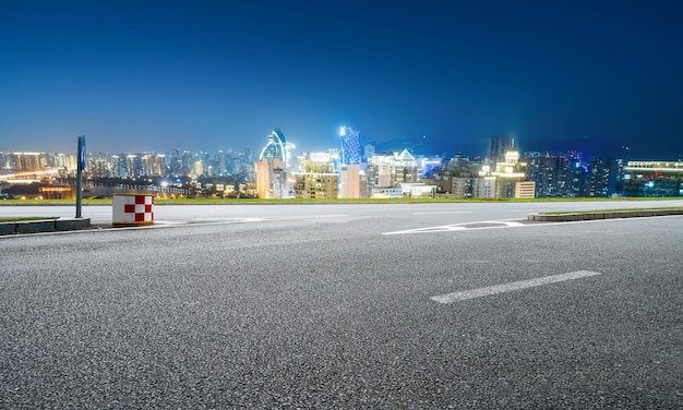 Skyline da autoestrada e edifícios modernos do distrito financeiro