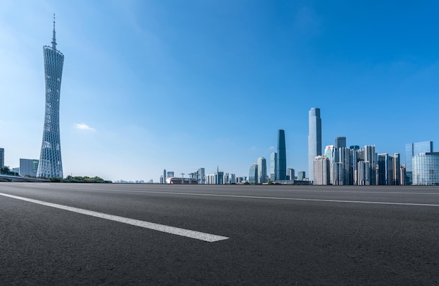 Skyline da autoestrada e edifícios modernos do distrito financeiro