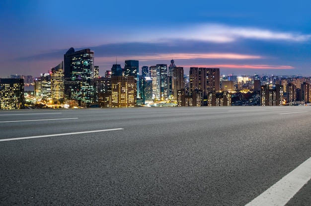 Skyline da autoestrada e edifícios modernos do distrito financeiro