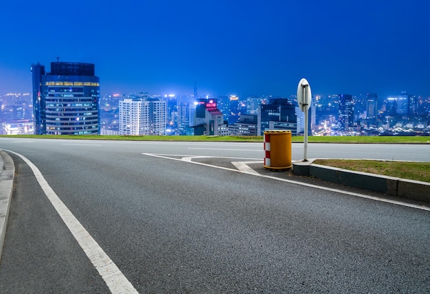 Skyline da autoestrada e edifícios modernos do distrito financeiro