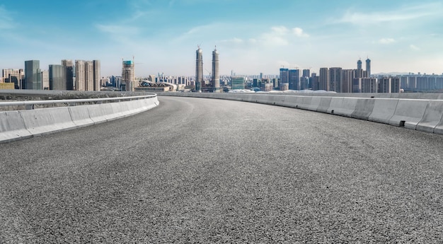 Skyline da autoestrada e edifícios modernos do distrito financeiro