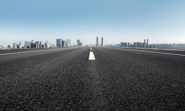 Skyline da autoestrada e edifícios modernos do distrito financeiro