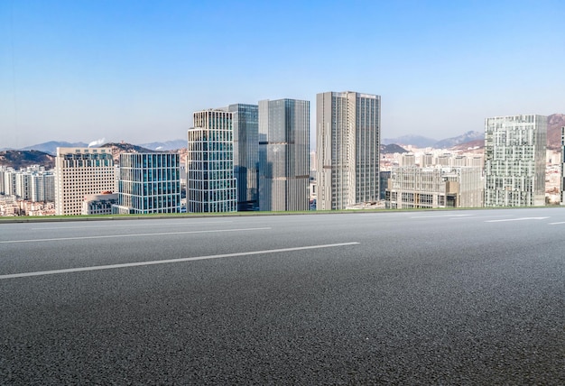 Skyline da autoestrada e edifícios modernos do distrito financeiro