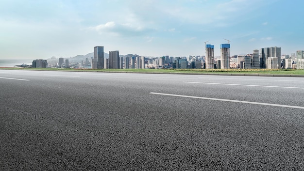 Skyline da autoestrada e edifícios modernos do distrito financeiro