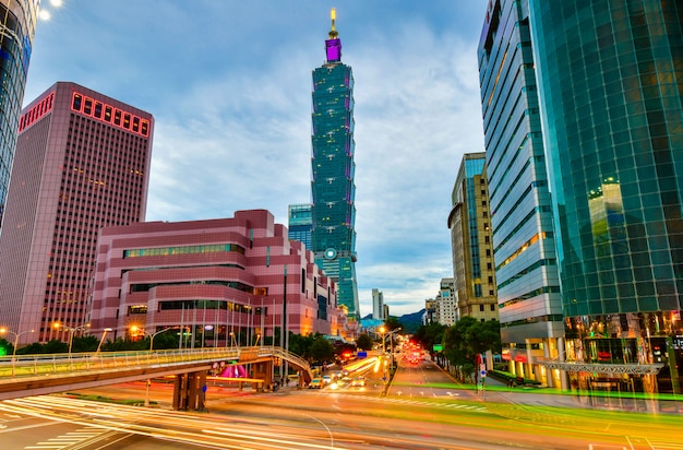 skyline da cidade de aipei e edifícios do centro da cidade com arranha-céus na hora do Crepúsculo em Taiwan