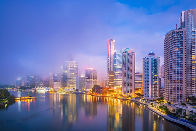 Skyline da cidade de brisbane e rio brisbane no crepúsculo na austrália