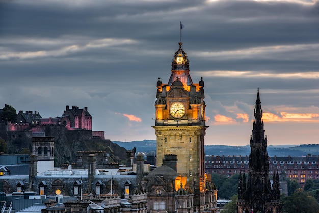 Skyline da cidade de Edimburgo à noite