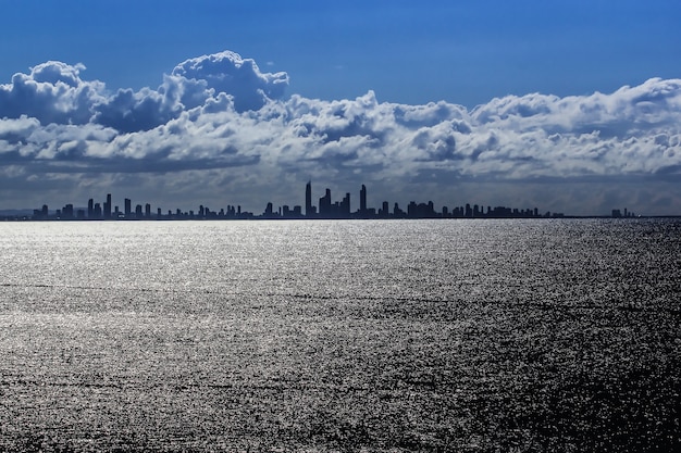 Skyline da cidade de Gold Coast em vez do sol