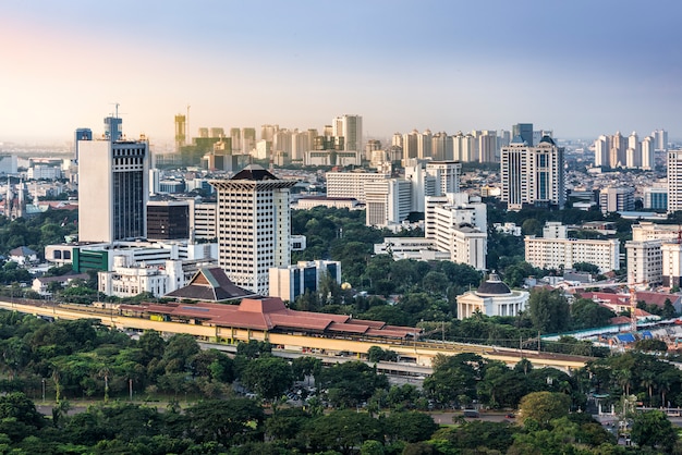 Skyline da cidade de Jacarta com arranha-céus urbanos à tarde