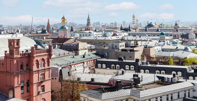 Skyline da cidade de Moscou com o Kremlin na primavera