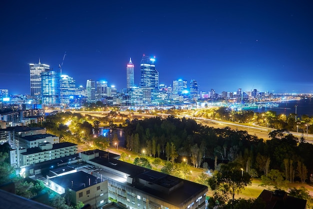 Skyline da cidade de Perth de Kings Park com vista para John Oldany Park à noite Austrália