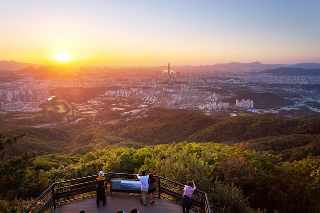 Skyline da cidade de Seul no por do sol A melhor vista da fortaleza de Namhansanseong.