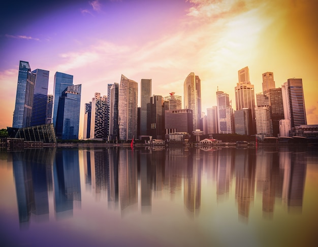 Skyline da cidade de Singapura do distrito financeiro na cidade no por do sol. Tom vintage