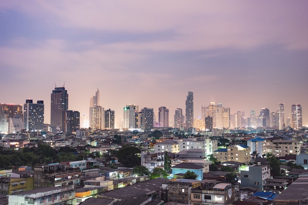 Skyline da cidade e arranha-céus de noite