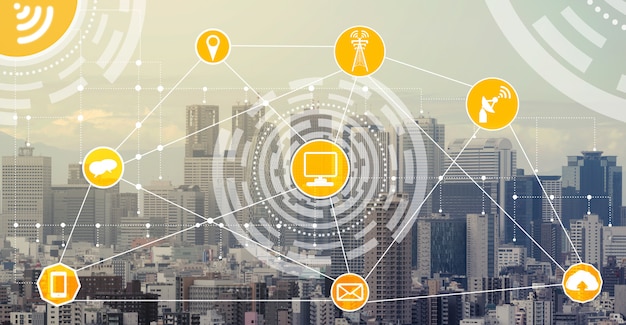 Skyline da cidade inteligente com ícones de rede de comunicação sem fio.