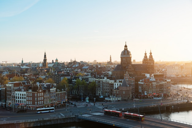 Skyline de Amsterdão na área histórica na noite, Amsterdão, Países Baixos.