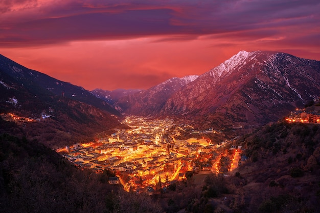 Skyline de Andorra la Vella ao pôr do sol Pirinéus