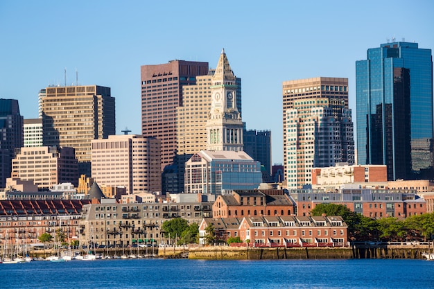 Skyline de Boston com luz do sol do rio Massachusetts