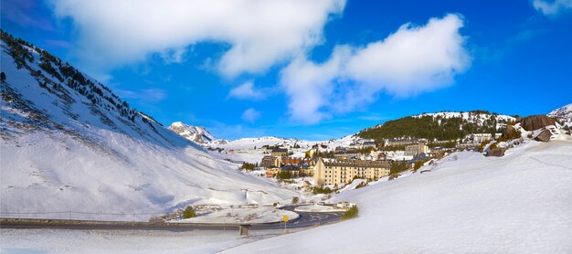 Skyline de candanchu em huesca em pyrenees a espanha