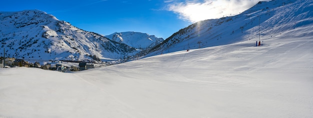 Skyline de Candanchu em Huesca em Pyrenees a Espanha